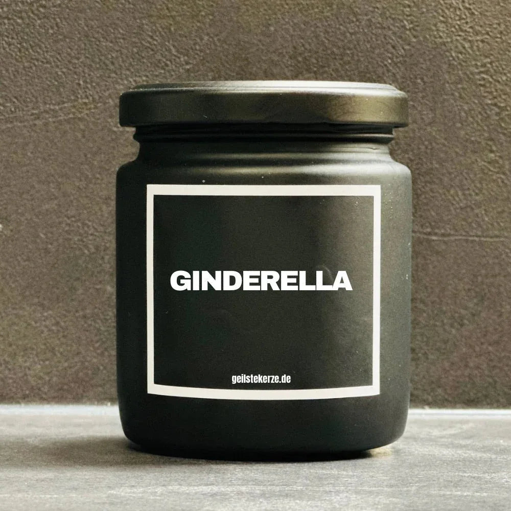 Duftkerze mit Spruch von geilstekerze ist der neue Geschenketrend. Diese witzige Kerze Vegane Bio-Kerze mit Spruch – GINDERELLA brennt mega lange sagenhafte 80 Stunde, hochwertige ätherische Öle schaffen beste Duftverteilung. Mit 1400 lustigen Sprüchen perfekt zum Verschenken. Handgemacht in Deutschland von geilstekerze.shop -Die beste Duftkerze die du kaufen kannst.