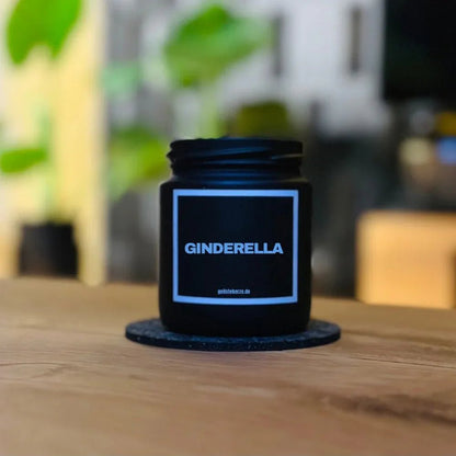 Duftkerze mit Spruch von geilstekerze ist der neue Geschenketrend. Diese witzige Kerze Vegane Bio-Kerze mit Spruch – GINDERELLA brennt mega lange sagenhafte 80 Stunde, hochwertige ätherische Öle schaffen beste Duftverteilung. Mit 1400 lustigen Sprüchen perfekt zum Verschenken. Handgemacht in Deutschland von geilstekerze.shop -Die beste Duftkerze die du kaufen kannst.