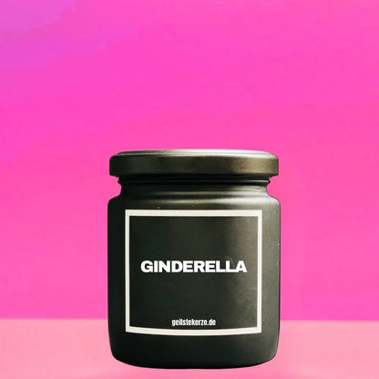 Duftkerze mit Spruch von geilstekerze ist der neue Geschenketrend. Diese witzige Kerze Vegane Bio-Kerze mit Spruch – GINDERELLA brennt mega lange sagenhafte 80 Stunde, hochwertige ätherische Öle schaffen beste Duftverteilung. Mit 1400 lustigen Sprüchen perfekt zum Verschenken. Handgemacht in Deutschland von geilstekerze.shop -Die beste Duftkerze die du kaufen kannst.