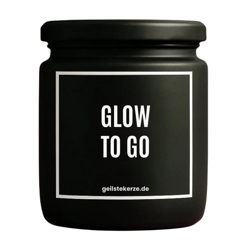 Duftkerze mit Spruch von geilstekerze ist der neue Geschenketrend. Diese witzige Kerze Vegane Bio-Kerze mit Spruch – GLOW TO GO brennt mega lange sagenhafte 80 Stunde, hochwertige ätherische Öle schaffen beste Duftverteilung. Mit 1400 lustigen Sprüchen perfekt zum Verschenken. Handgemacht in Deutschland von geilstekerze.shop -Die beste Duftkerze die du kaufen kannst.