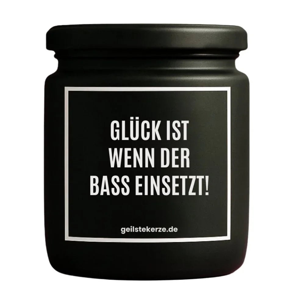 Duftkerze mit Spruch von geilstekerze ist der neue Geschenketrend. Diese witzige Kerze Vegane Bio-Kerze mit Spruch – GLÜCK IST WENN DER BASS EINSETZT! brennt mega lange sagenhafte 80 Stunde, hochwertige ätherische Öle schaffen beste Duftverteilung. Mit 1400 lustigen Sprüchen perfekt zum Verschenken. Handgemacht in Deutschland von geilstekerze.shop -Die beste Duftkerze die du kaufen kannst.