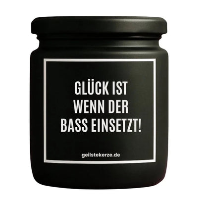 Duftkerze mit Spruch von geilstekerze ist der neue Geschenketrend. Diese witzige Kerze Vegane Bio-Kerze mit Spruch – GLÜCK IST WENN DER BASS EINSETZT! brennt mega lange sagenhafte 80 Stunde, hochwertige ätherische Öle schaffen beste Duftverteilung. Mit 1400 lustigen Sprüchen perfekt zum Verschenken. Handgemacht in Deutschland von geilstekerze.shop -Die beste Duftkerze die du kaufen kannst.
