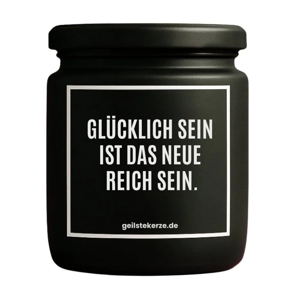 Duftkerze mit Spruch von geilstekerze ist der neue Geschenketrend. Diese witzige Kerze Vegane Bio-Kerze mit Spruch – GLÜCKLICH SEIN IST DAS NEUE REICH SEIN. brennt mega lange sagenhafte 80 Stunde, hochwertige ätherische Öle schaffen beste Duftverteilung. Mit 1400 lustigen Sprüchen perfekt zum Verschenken. Handgemacht in Deutschland von geilstekerze.shop -Die beste Duftkerze die du kaufen kannst.