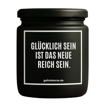 Duftkerze mit Spruch von geilstekerze ist der neue Geschenketrend. Diese witzige Kerze Vegane Bio-Kerze mit Spruch – GLÜCKLICH SEIN IST DAS NEUE REICH SEIN. brennt mega lange sagenhafte 80 Stunde, hochwertige ätherische Öle schaffen beste Duftverteilung. Mit 1400 lustigen Sprüchen perfekt zum Verschenken. Handgemacht in Deutschland von geilstekerze.shop -Die beste Duftkerze die du kaufen kannst.