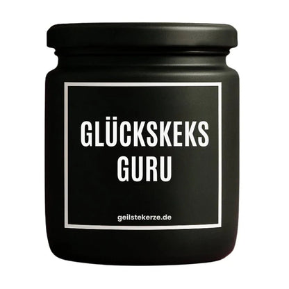 Duftkerze mit Spruch von geilstekerze ist der neue Geschenketrend. Diese witzige Kerze Vegane Bio-Kerze mit Spruch – GLÜCKSKEKSGURU brennt mega lange sagenhafte 80 Stunde, hochwertige ätherische Öle schaffen beste Duftverteilung. Mit 1400 lustigen Sprüchen perfekt zum Verschenken. Handgemacht in Deutschland von geilstekerze.shop -Die beste Duftkerze die du kaufen kannst.