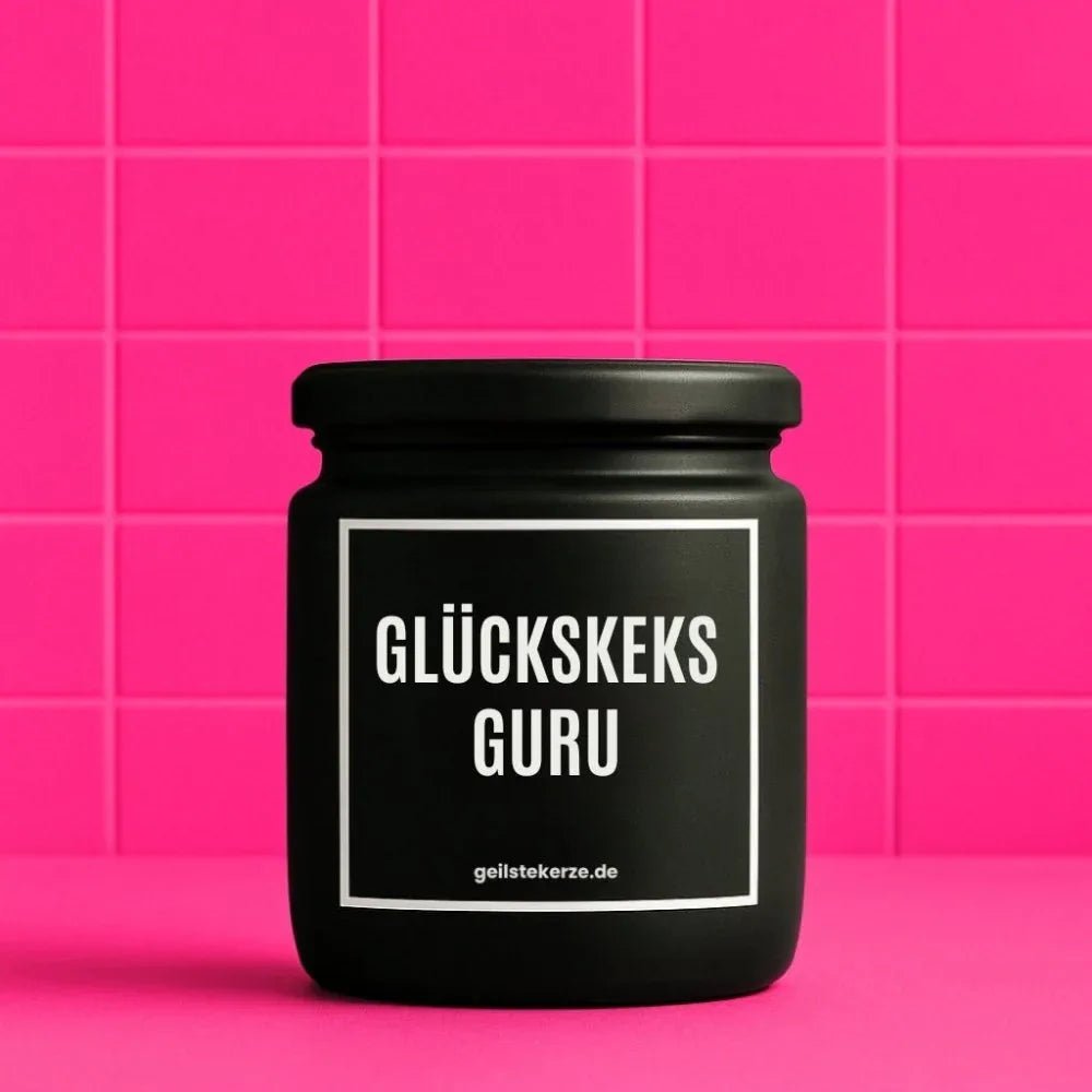 Duftkerze mit Spruch von geilstekerze ist der neue Geschenketrend. Diese witzige Kerze Vegane Bio-Kerze mit Spruch – GLÜCKSKEKSGURU brennt mega lange sagenhafte 80 Stunde, hochwertige ätherische Öle schaffen beste Duftverteilung. Mit 1400 lustigen Sprüchen perfekt zum Verschenken. Handgemacht in Deutschland von geilstekerze.shop -Die beste Duftkerze die du kaufen kannst.