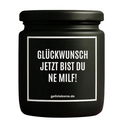 Duftkerze mit Spruch von geilstekerze ist der neue Geschenketrend. Diese witzige Kerze Vegane Bio-Kerze mit Spruch – GLÜCKWUNSCH JETZT BIST DU NE MILF brennt mega lange sagenhafte 80 Stunde, hochwertige ätherische Öle schaffen beste Duftverteilung. Mit 1400 lustigen Sprüchen perfekt zum Verschenken. Handgemacht in Deutschland von geilstekerze.shop -Die beste Duftkerze die du kaufen kannst.