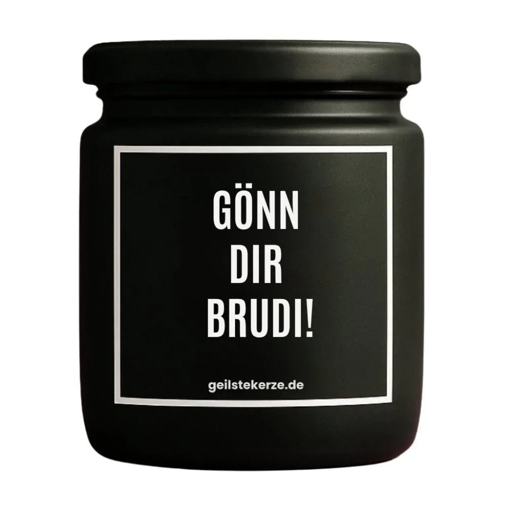Duftkerze mit Spruch von geilstekerze ist der neue Geschenketrend. Diese witzige Kerze Vegane Bio-Kerze mit Spruch – GÖNN DIR BRUDI! brennt mega lange sagenhafte 80 Stunde, hochwertige ätherische Öle schaffen beste Duftverteilung. Mit 1400 lustigen Sprüchen perfekt zum Verschenken. Handgemacht in Deutschland von geilstekerze.shop -Die beste Duftkerze die du kaufen kannst.