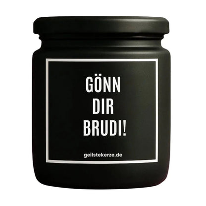 Duftkerze mit Spruch von geilstekerze ist der neue Geschenketrend. Diese witzige Kerze Vegane Bio-Kerze mit Spruch – GÖNN DIR BRUDI! brennt mega lange sagenhafte 80 Stunde, hochwertige ätherische Öle schaffen beste Duftverteilung. Mit 1400 lustigen Sprüchen perfekt zum Verschenken. Handgemacht in Deutschland von geilstekerze.shop -Die beste Duftkerze die du kaufen kannst.