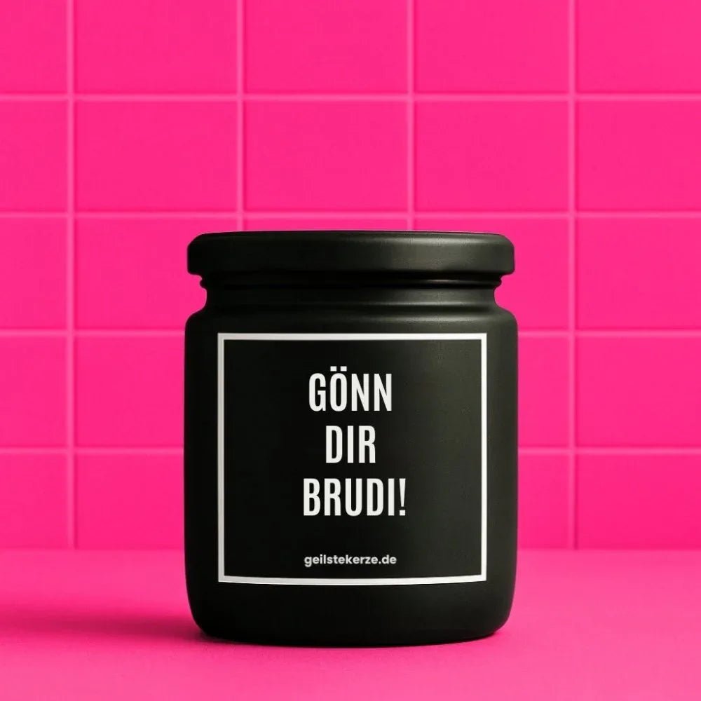Duftkerze mit Spruch von geilstekerze ist der neue Geschenketrend. Diese witzige Kerze Vegane Bio-Kerze mit Spruch – GÖNN DIR BRUDI! brennt mega lange sagenhafte 80 Stunde, hochwertige ätherische Öle schaffen beste Duftverteilung. Mit 1400 lustigen Sprüchen perfekt zum Verschenken. Handgemacht in Deutschland von geilstekerze.shop -Die beste Duftkerze die du kaufen kannst.