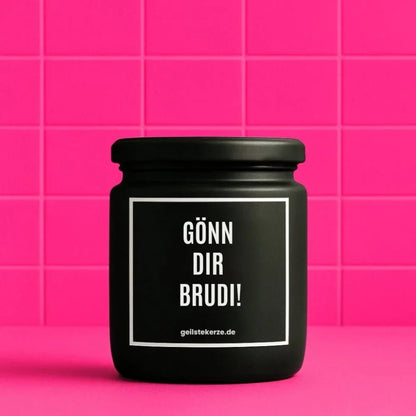 Duftkerze mit Spruch von geilstekerze ist der neue Geschenketrend. Diese witzige Kerze Vegane Bio-Kerze mit Spruch – GÖNN DIR BRUDI! brennt mega lange sagenhafte 80 Stunde, hochwertige ätherische Öle schaffen beste Duftverteilung. Mit 1400 lustigen Sprüchen perfekt zum Verschenken. Handgemacht in Deutschland von geilstekerze.shop -Die beste Duftkerze die du kaufen kannst.