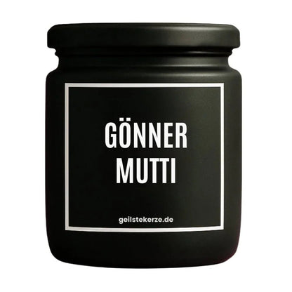 Duftkerze mit Spruch von geilstekerze ist der neue Geschenketrend. Diese witzige Kerze Vegane Bio-Kerze mit Spruch – GÖNNER MUTTI brennt mega lange sagenhafte 80 Stunde, hochwertige ätherische Öle schaffen beste Duftverteilung. Mit 1400 lustigen Sprüchen perfekt zum Verschenken. Handgemacht in Deutschland von geilstekerze.shop -Die beste Duftkerze die du kaufen kannst.