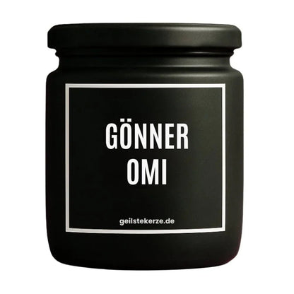 Duftkerze mit Spruch von geilstekerze ist der neue Geschenketrend. Diese witzige Kerze Vegane Bio-Kerze mit Spruch – GÖNNER OMI brennt mega lange sagenhafte 80 Stunde, hochwertige ätherische Öle schaffen beste Duftverteilung. Mit 1400 lustigen Sprüchen perfekt zum Verschenken. Handgemacht in Deutschland von geilstekerze.shop -Die beste Duftkerze die du kaufen kannst.