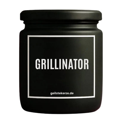 Duftkerze mit Spruch von geilstekerze ist der neue Geschenketrend. Diese witzige Kerze Vegane Bio-Kerze mit Spruch – GRILLINATOR brennt mega lange sagenhafte 80 Stunde, hochwertige ätherische Öle schaffen beste Duftverteilung. Mit 1400 lustigen Sprüchen perfekt zum Verschenken. Handgemacht in Deutschland von geilstekerze.shop -Die beste Duftkerze die du kaufen kannst.