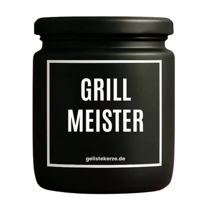 Duftkerze mit Spruch von geilstekerze ist der neue Geschenketrend. Diese witzige Kerze Vegane Bio-Kerze mit Spruch – GRILLMEISTER brennt mega lange sagenhafte 80 Stunde, hochwertige ätherische Öle schaffen beste Duftverteilung. Mit 1400 lustigen Sprüchen perfekt zum Verschenken. Handgemacht in Deutschland von geilstekerze.shop -Die beste Duftkerze die du kaufen kannst.