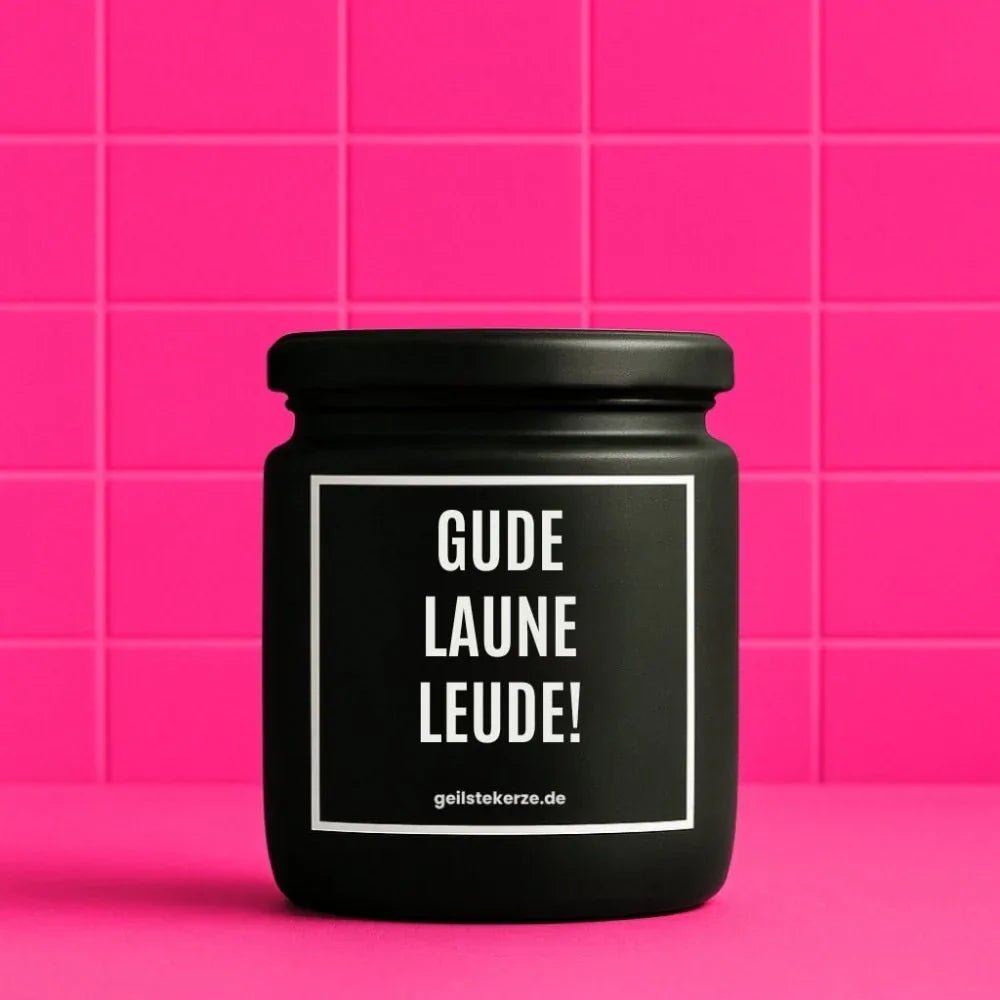 Duftkerze mit Spruch von geilstekerze ist der neue Geschenketrend. Diese witzige Kerze Vegane Bio-Kerze mit Spruch – GUDE LAUNE LEUDE! brennt mega lange sagenhafte 80 Stunde, hochwertige ätherische Öle schaffen beste Duftverteilung. Mit 1400 lustigen Sprüchen perfekt zum Verschenken. Handgemacht in Deutschland von geilstekerze.shop -Die beste Duftkerze die du kaufen kannst.