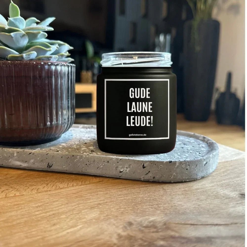 Duftkerze mit Spruch von geilstekerze ist der neue Geschenketrend. Diese witzige Kerze Vegane Bio-Kerze mit Spruch – GUDE LAUNE LEUDE! brennt mega lange sagenhafte 80 Stunde, hochwertige ätherische Öle schaffen beste Duftverteilung. Mit 1400 lustigen Sprüchen perfekt zum Verschenken. Handgemacht in Deutschland von geilstekerze.shop -Die beste Duftkerze die du kaufen kannst.