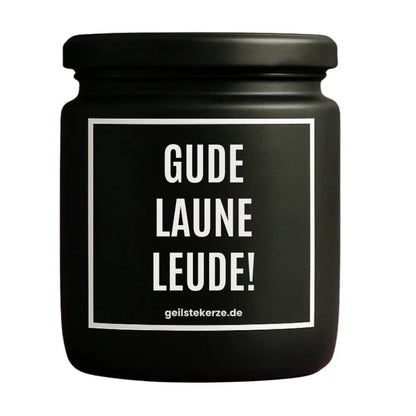 Duftkerze mit Spruch von geilstekerze ist der neue Geschenketrend. Diese witzige Kerze Vegane Bio-Kerze mit Spruch – GUDE LAUNE LEUDE! brennt mega lange sagenhafte 80 Stunde, hochwertige ätherische Öle schaffen beste Duftverteilung. Mit 1400 lustigen Sprüchen perfekt zum Verschenken. Handgemacht in Deutschland von geilstekerze.shop -Die beste Duftkerze die du kaufen kannst.