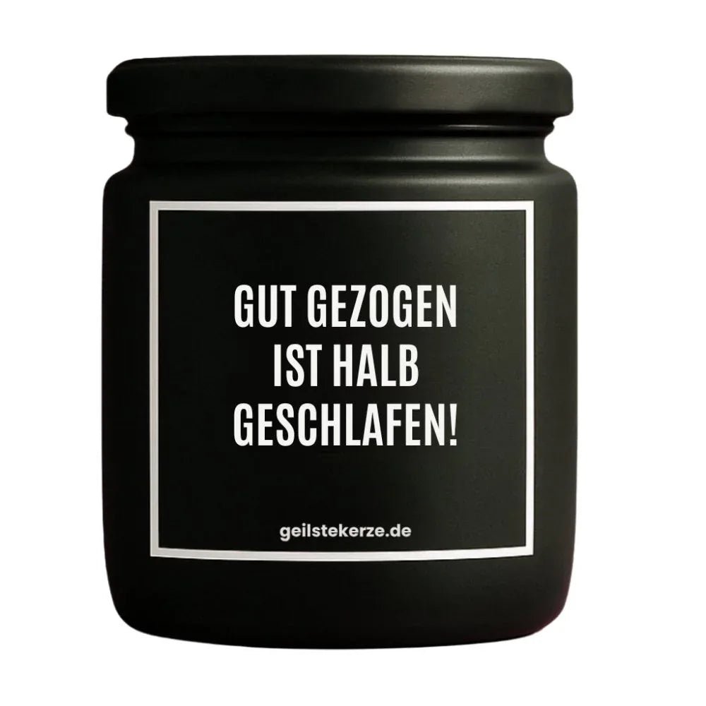 Duftkerze mit Spruch von geilstekerze ist der neue Geschenketrend. Diese witzige Kerze Vegane Bio-Kerze mit Spruch – GUT GEZOGEN IST HALB GESCHLAFEN! brennt mega lange sagenhafte 80 Stunde, hochwertige ätherische Öle schaffen beste Duftverteilung. Mit 1400 lustigen Sprüchen perfekt zum Verschenken. Handgemacht in Deutschland von geilstekerze.shop -Die beste Duftkerze die du kaufen kannst.