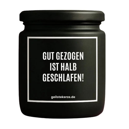 Duftkerze mit Spruch von geilstekerze ist der neue Geschenketrend. Diese witzige Kerze Vegane Bio-Kerze mit Spruch – GUT GEZOGEN IST HALB GESCHLAFEN! brennt mega lange sagenhafte 80 Stunde, hochwertige ätherische Öle schaffen beste Duftverteilung. Mit 1400 lustigen Sprüchen perfekt zum Verschenken. Handgemacht in Deutschland von geilstekerze.shop -Die beste Duftkerze die du kaufen kannst.