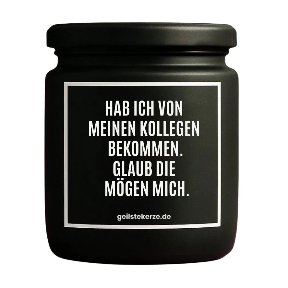 Duftkerze mit Spruch von geilstekerze ist der neue Geschenketrend. Diese witzige Kerze Vegane Bio-Kerze mit Spruch – HAB ICH VON MEINEN KOLLEGEN BEKOMMEN. GLAUB DIE MÖGEN MICH. brennt mega lange sagenhafte 80 Stunde, hochwertige ätherische Öle schaffen beste Duftverteilung. Mit 1400 lustigen Sprüchen perfekt zum Verschenken. Handgemacht in Deutschland von geilstekerze.shop -Die beste Duftkerze die du kaufen kannst.