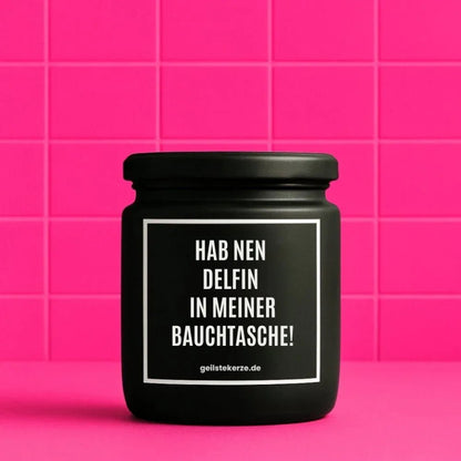 Duftkerze mit Spruch von geilstekerze ist der neue Geschenketrend. Diese witzige Kerze Vegane Bio-Kerze mit Spruch – HAB NEN DELFIN IN MEINER BAUCHTASCHE! brennt mega lange sagenhafte 80 Stunde, hochwertige ätherische Öle schaffen beste Duftverteilung. Mit 1400 lustigen Sprüchen perfekt zum Verschenken. Handgemacht in Deutschland von geilstekerze.shop -Die beste Duftkerze die du kaufen kannst.