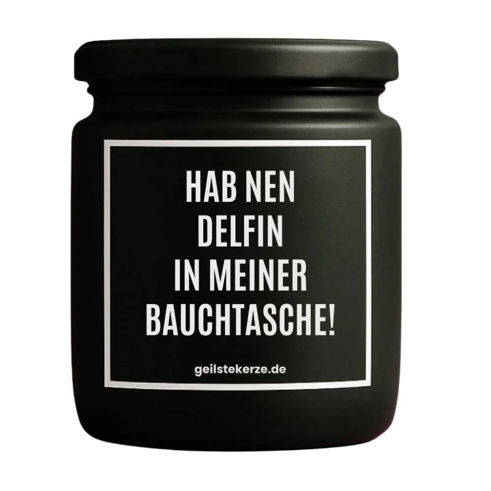 Duftkerze mit Spruch von geilstekerze ist der neue Geschenketrend. Diese witzige Kerze Vegane Bio-Kerze mit Spruch – HAB NEN DELFIN IN MEINER BAUCHTASCHE! brennt mega lange sagenhafte 80 Stunde, hochwertige ätherische Öle schaffen beste Duftverteilung. Mit 1400 lustigen Sprüchen perfekt zum Verschenken. Handgemacht in Deutschland von geilstekerze.shop -Die beste Duftkerze die du kaufen kannst.