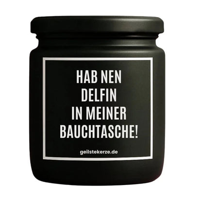 Duftkerze mit Spruch von geilstekerze ist der neue Geschenketrend. Diese witzige Kerze Vegane Bio-Kerze mit Spruch – HAB NEN DELFIN IN MEINER BAUCHTASCHE! brennt mega lange sagenhafte 80 Stunde, hochwertige ätherische Öle schaffen beste Duftverteilung. Mit 1400 lustigen Sprüchen perfekt zum Verschenken. Handgemacht in Deutschland von geilstekerze.shop -Die beste Duftkerze die du kaufen kannst.