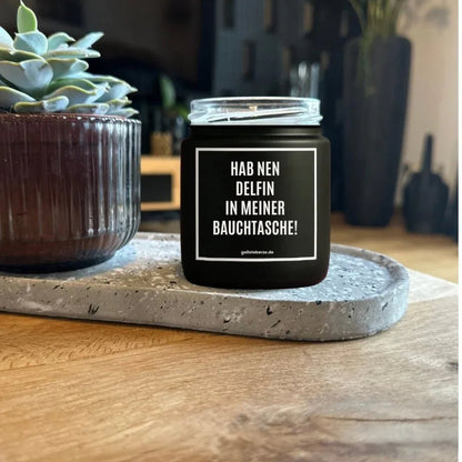 Duftkerze mit Spruch von geilstekerze ist der neue Geschenketrend. Diese witzige Kerze Vegane Bio-Kerze mit Spruch – HAB NEN DELFIN IN MEINER BAUCHTASCHE! brennt mega lange sagenhafte 80 Stunde, hochwertige ätherische Öle schaffen beste Duftverteilung. Mit 1400 lustigen Sprüchen perfekt zum Verschenken. Handgemacht in Deutschland von geilstekerze.shop -Die beste Duftkerze die du kaufen kannst.