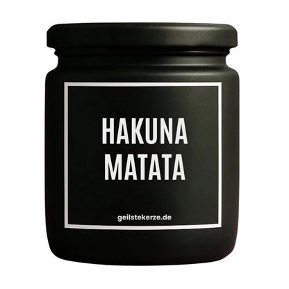 Duftkerze mit Spruch von geilstekerze ist der neue Geschenketrend. Diese witzige Kerze Vegane Bio-Kerze mit Spruch – HAKUNA MATATA brennt mega lange sagenhafte 80 Stunde, hochwertige ätherische Öle schaffen beste Duftverteilung. Mit 1400 lustigen Sprüchen perfekt zum Verschenken. Handgemacht in Deutschland von geilstekerze.shop -Die beste Duftkerze die du kaufen kannst.