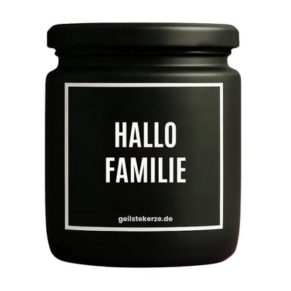 Duftkerze mit Spruch von geilstekerze ist der neue Geschenketrend. Diese witzige Kerze Vegane Bio-Kerze mit Spruch – HALLO FAMILIE brennt mega lange sagenhafte 80 Stunde, hochwertige ätherische Öle schaffen beste Duftverteilung. Mit 1400 lustigen Sprüchen perfekt zum Verschenken. Handgemacht in Deutschland von geilstekerze.shop -Die beste Duftkerze die du kaufen kannst.