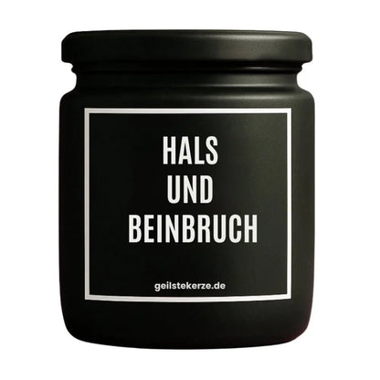 Duftkerze mit Spruch von geilstekerze ist der neue Geschenketrend. Diese witzige Kerze Vegane Bio-Kerze mit Spruch – HALS UND BEINBRUCH brennt mega lange sagenhafte 80 Stunde, hochwertige ätherische Öle schaffen beste Duftverteilung. Mit 1400 lustigen Sprüchen perfekt zum Verschenken. Handgemacht in Deutschland von geilstekerze.shop -Die beste Duftkerze die du kaufen kannst.