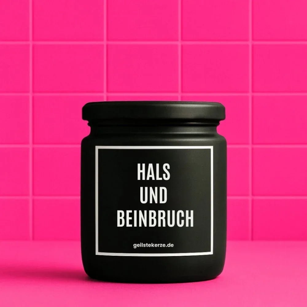 Duftkerze mit Spruch von geilstekerze ist der neue Geschenketrend. Diese witzige Kerze Vegane Bio-Kerze mit Spruch – HALS UND BEINBRUCH brennt mega lange sagenhafte 80 Stunde, hochwertige ätherische Öle schaffen beste Duftverteilung. Mit 1400 lustigen Sprüchen perfekt zum Verschenken. Handgemacht in Deutschland von geilstekerze.shop -Die beste Duftkerze die du kaufen kannst.