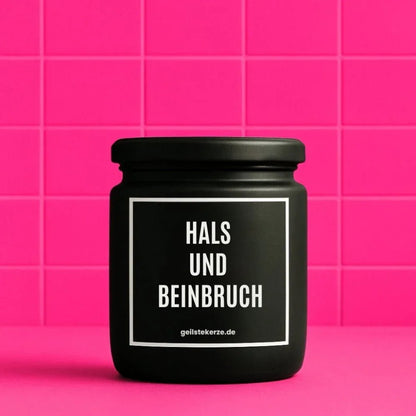 Duftkerze mit Spruch von geilstekerze ist der neue Geschenketrend. Diese witzige Kerze Vegane Bio-Kerze mit Spruch – HALS UND BEINBRUCH brennt mega lange sagenhafte 80 Stunde, hochwertige ätherische Öle schaffen beste Duftverteilung. Mit 1400 lustigen Sprüchen perfekt zum Verschenken. Handgemacht in Deutschland von geilstekerze.shop -Die beste Duftkerze die du kaufen kannst.
