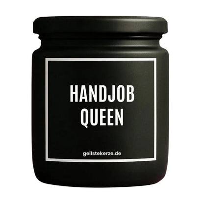 Duftkerze mit Spruch von geilstekerze ist der neue Geschenketrend. Diese witzige Kerze Vegane Bio-Kerze mit Spruch – HANDJOBQUEEN brennt mega lange sagenhafte 80 Stunde, hochwertige ätherische Öle schaffen beste Duftverteilung. Mit 1400 lustigen Sprüchen perfekt zum Verschenken. Handgemacht in Deutschland von geilstekerze.shop -Die beste Duftkerze die du kaufen kannst.