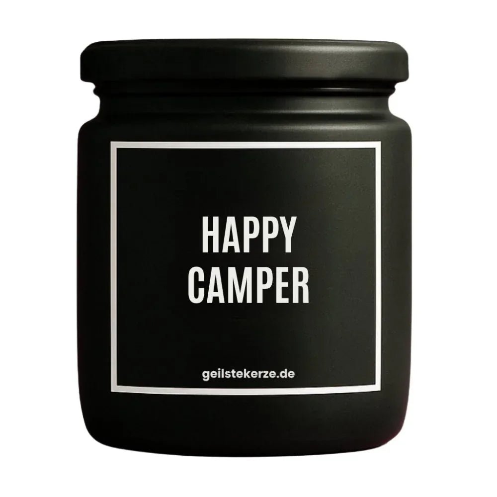 Duftkerze mit Spruch von geilstekerze ist der neue Geschenketrend. Diese witzige Kerze Vegane Bio-Kerze mit Spruch – HAPPY CAMPER brennt mega lange sagenhafte 80 Stunde, hochwertige ätherische Öle schaffen beste Duftverteilung. Mit 1400 lustigen Sprüchen perfekt zum Verschenken. Handgemacht in Deutschland von geilstekerze.shop -Die beste Duftkerze die du kaufen kannst.