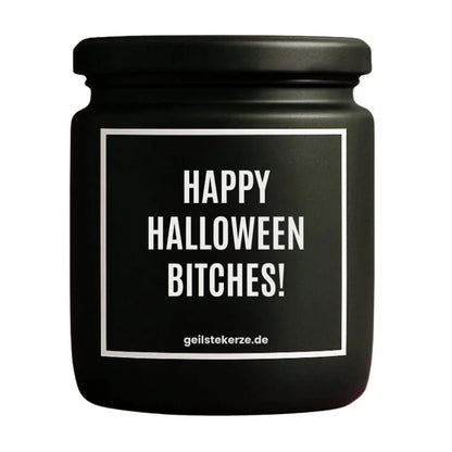 Duftkerze mit Spruch von geilstekerze ist der neue Geschenketrend. Diese witzige Kerze Vegane Bio-Kerze mit Spruch – HAPPY HALLOWEEN BITCHES! brennt mega lange sagenhafte 80 Stunde, hochwertige ätherische Öle schaffen beste Duftverteilung. Mit 1400 lustigen Sprüchen perfekt zum Verschenken. Handgemacht in Deutschland von geilstekerze.shop -Die beste Duftkerze die du kaufen kannst.