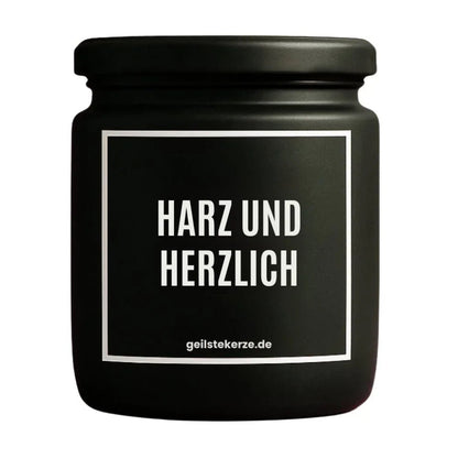Duftkerze mit Spruch von geilstekerze ist der neue Geschenketrend. Diese witzige Kerze Vegane Bio-Kerze mit Spruch – HARZ UND HERZLICH brennt mega lange sagenhafte 80 Stunde, hochwertige ätherische Öle schaffen beste Duftverteilung. Mit 1400 lustigen Sprüchen perfekt zum Verschenken. Handgemacht in Deutschland von geilstekerze.shop -Die beste Duftkerze die du kaufen kannst.