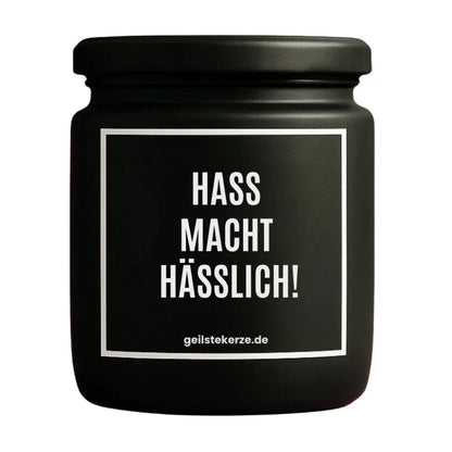 Duftkerze mit Spruch von geilstekerze ist der neue Geschenketrend. Diese witzige Kerze Vegane Bio-Kerze mit Spruch – HASS MACHT HÄSSLICH! brennt mega lange sagenhafte 80 Stunde, hochwertige ätherische Öle schaffen beste Duftverteilung. Mit 1400 lustigen Sprüchen perfekt zum Verschenken. Handgemacht in Deutschland von geilstekerze.shop -Die beste Duftkerze die du kaufen kannst.