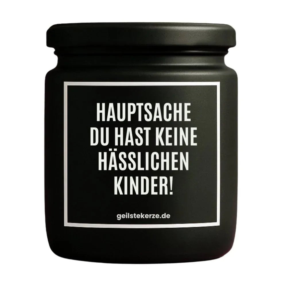 Duftkerze mit Spruch von geilstekerze ist der neue Geschenketrend. Diese witzige Kerze Vegane Bio-Kerze mit Spruch – HAUPTSACHE DU HAST KEINE HÄSSLICHEN KINDER! brennt mega lange sagenhafte 80 Stunde, hochwertige ätherische Öle schaffen beste Duftverteilung. Mit 1400 lustigen Sprüchen perfekt zum Verschenken. Handgemacht in Deutschland von geilstekerze.shop -Die beste Duftkerze die du kaufen kannst.