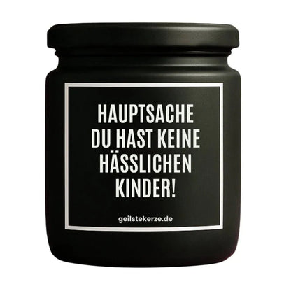 Duftkerze mit Spruch von geilstekerze ist der neue Geschenketrend. Diese witzige Kerze Vegane Bio-Kerze mit Spruch – HAUPTSACHE DU HAST KEINE HÄSSLICHEN KINDER! brennt mega lange sagenhafte 80 Stunde, hochwertige ätherische Öle schaffen beste Duftverteilung. Mit 1400 lustigen Sprüchen perfekt zum Verschenken. Handgemacht in Deutschland von geilstekerze.shop -Die beste Duftkerze die du kaufen kannst.