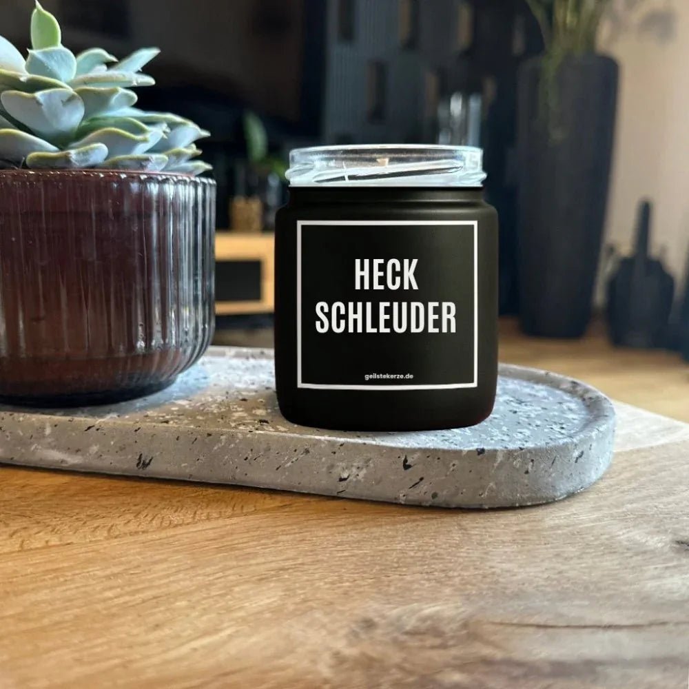 Duftkerze mit Spruch von geilstekerze ist der neue Geschenketrend. Diese witzige Kerze Vegane Bio-Kerze mit Spruch – HECKSCHLEUDER brennt mega lange sagenhafte 80 Stunde, hochwertige ätherische Öle schaffen beste Duftverteilung. Mit 1400 lustigen Sprüchen perfekt zum Verschenken. Handgemacht in Deutschland von geilstekerze.shop -Die beste Duftkerze die du kaufen kannst.