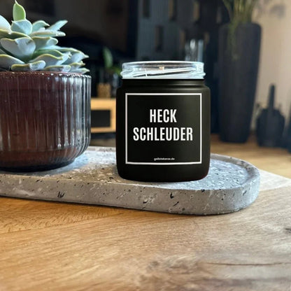 Duftkerze mit Spruch von geilstekerze ist der neue Geschenketrend. Diese witzige Kerze Vegane Bio-Kerze mit Spruch – HECKSCHLEUDER brennt mega lange sagenhafte 80 Stunde, hochwertige ätherische Öle schaffen beste Duftverteilung. Mit 1400 lustigen Sprüchen perfekt zum Verschenken. Handgemacht in Deutschland von geilstekerze.shop -Die beste Duftkerze die du kaufen kannst.