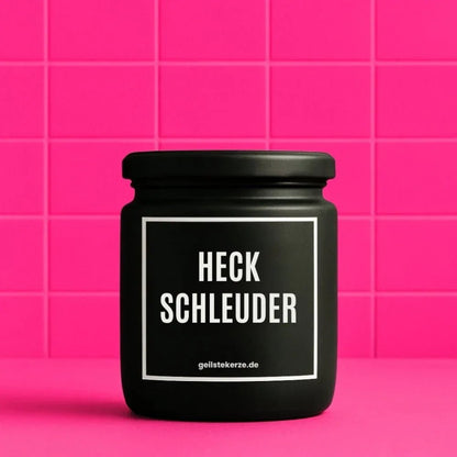 Duftkerze mit Spruch von geilstekerze ist der neue Geschenketrend. Diese witzige Kerze Vegane Bio-Kerze mit Spruch – HECKSCHLEUDER brennt mega lange sagenhafte 80 Stunde, hochwertige ätherische Öle schaffen beste Duftverteilung. Mit 1400 lustigen Sprüchen perfekt zum Verschenken. Handgemacht in Deutschland von geilstekerze.shop -Die beste Duftkerze die du kaufen kannst.
