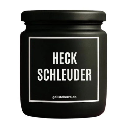 Duftkerze mit Spruch von geilstekerze ist der neue Geschenketrend. Diese witzige Kerze Vegane Bio-Kerze mit Spruch – HECKSCHLEUDER brennt mega lange sagenhafte 80 Stunde, hochwertige ätherische Öle schaffen beste Duftverteilung. Mit 1400 lustigen Sprüchen perfekt zum Verschenken. Handgemacht in Deutschland von geilstekerze.shop -Die beste Duftkerze die du kaufen kannst.