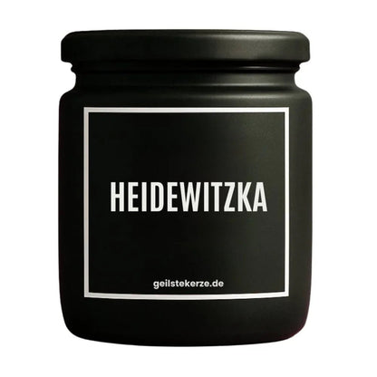Duftkerze mit Spruch von geilstekerze ist der neue Geschenketrend. Diese witzige Kerze Vegane Bio-Kerze mit Spruch – HEIDEWITZKA brennt mega lange sagenhafte 80 Stunde, hochwertige ätherische Öle schaffen beste Duftverteilung. Mit 1400 lustigen Sprüchen perfekt zum Verschenken. Handgemacht in Deutschland von geilstekerze.shop -Die beste Duftkerze die du kaufen kannst.