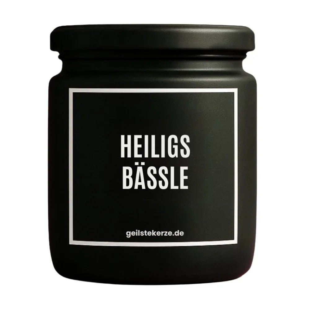 Duftkerze mit Spruch von geilstekerze ist der neue Geschenketrend. Diese witzige Kerze Vegane Bio-Kerze mit Spruch – HEILIGS BÄSSLE brennt mega lange sagenhafte 80 Stunde, hochwertige ätherische Öle schaffen beste Duftverteilung. Mit 1400 lustigen Sprüchen perfekt zum Verschenken. Handgemacht in Deutschland von geilstekerze.shop -Die beste Duftkerze die du kaufen kannst.