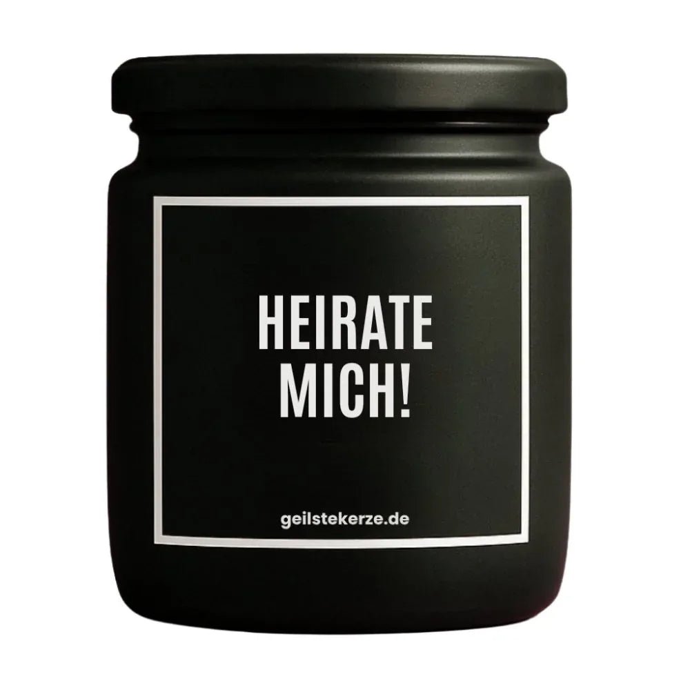 Duftkerze mit Spruch von geilstekerze ist der neue Geschenketrend. Diese witzige Kerze Vegane Bio-Kerze mit Spruch – HEIRATE MICH! brennt mega lange sagenhafte 80 Stunde, hochwertige ätherische Öle schaffen beste Duftverteilung. Mit 1400 lustigen Sprüchen perfekt zum Verschenken. Handgemacht in Deutschland von geilstekerze.shop -Die beste Duftkerze die du kaufen kannst.
