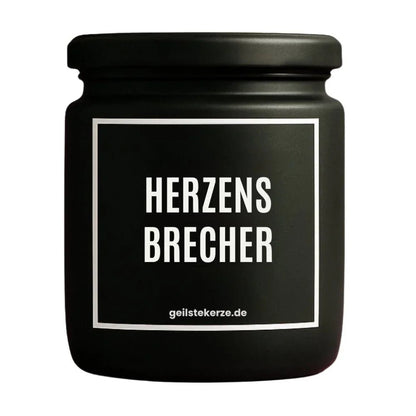Duftkerze mit Spruch von geilstekerze ist der neue Geschenketrend. Diese witzige Kerze Vegane Bio-Kerze mit Spruch – HERZENSBRECHER brennt mega lange sagenhafte 80 Stunde, hochwertige ätherische Öle schaffen beste Duftverteilung. Mit 1400 lustigen Sprüchen perfekt zum Verschenken. Handgemacht in Deutschland von geilstekerze.shop -Die beste Duftkerze die du kaufen kannst.