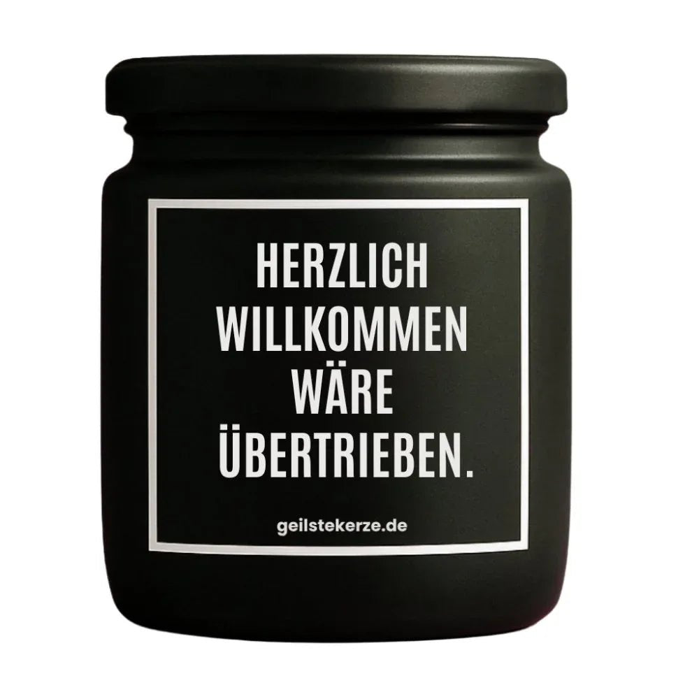 Duftkerze mit Spruch von geilstekerze ist der neue Geschenketrend. Diese witzige Kerze Vegane Bio-Kerze mit Spruch – HERZLICH WILLKOMMEN WÄRE ÜBERTRIEBEN brennt mega lange sagenhafte 80 Stunde, hochwertige ätherische Öle schaffen beste Duftverteilung. Mit 1400 lustigen Sprüchen perfekt zum Verschenken. Handgemacht in Deutschland von geilstekerze.shop -Die beste Duftkerze die du kaufen kannst.